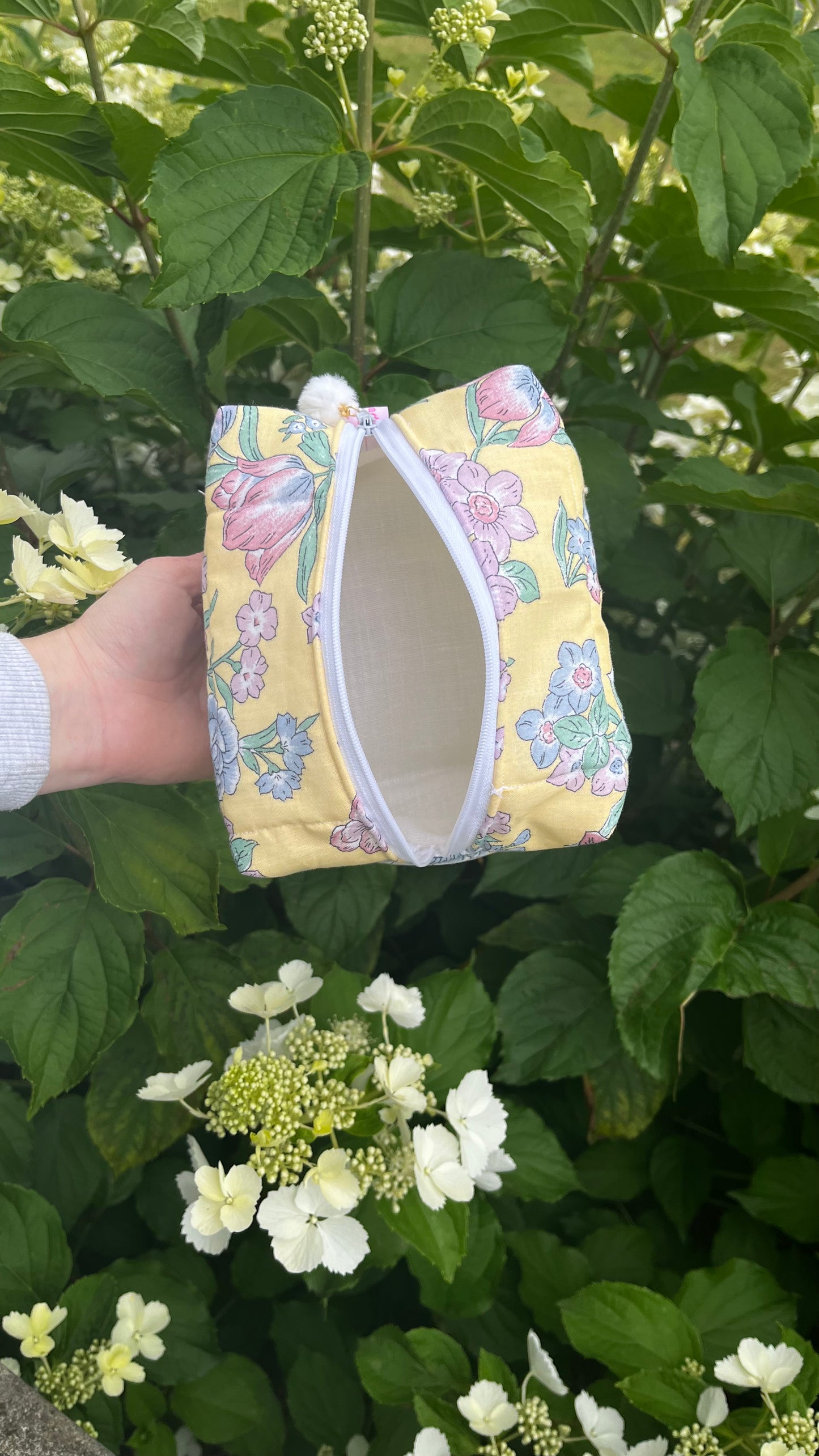 Toilet tasje geel bloem